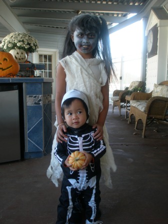 Kasen and Karis in Halloween costumes
